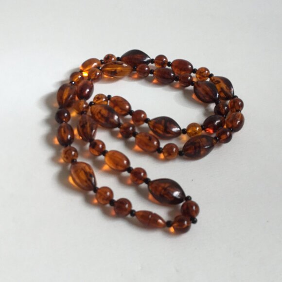 Lucite Faux Amber Swirl Marble Beaded Necklace - Picture 3 of 3